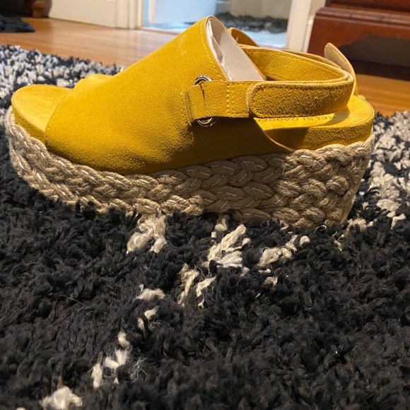 Platform Sandals - Picture 2 of 4